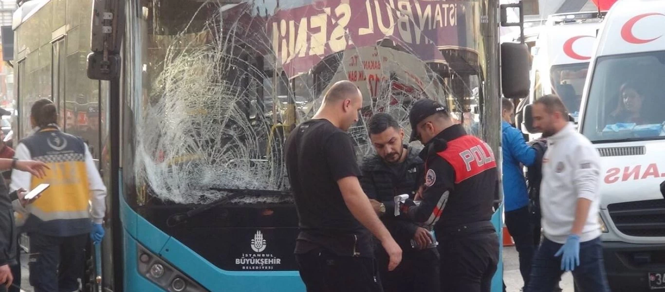 Κωνσταντινούπολη: Ένας νεκρός και 15 τραυματίες από το λεωφορείο που έπεσε πάνω στο πλήθος (βίντεο)